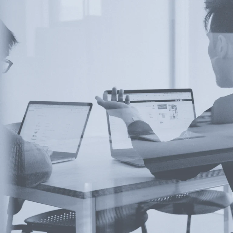 Dos personas hablando en Carbone Tenders sobre las licitaciones privadas.